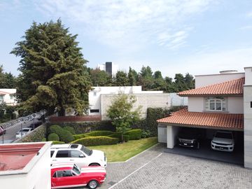 Casa en Venta en Metepec con amplio terreno, acabados de lujo.