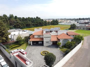Casa en Venta en Metepec con amplio terreno, acabados de lujo.