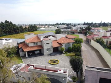 Casa en Venta en Metepec con amplio terreno, acabados de lujo.