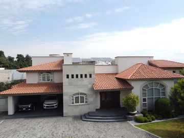 Casa en Venta en Metepec con amplio terreno, acabados de lujo.
