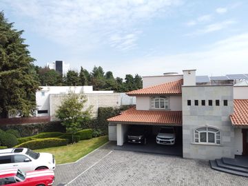 Casa en Venta en Metepec con amplio terreno, acabados de lujo.