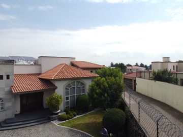 Casa en Venta en Metepec con amplio terreno, acabados de lujo.