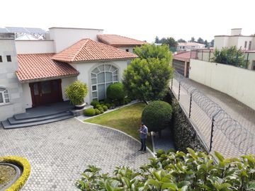 Casa en Venta en Metepec con amplio terreno, acabados de lujo.