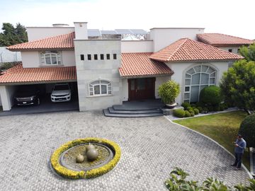 Casa en Venta en Metepec con amplio terreno, acabados de lujo.