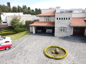 Casa en Venta en Metepec con amplio terreno, acabados de lujo.