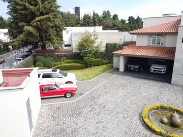 Casa en Venta en Metepec con amplio terreno, acabados de lujo.