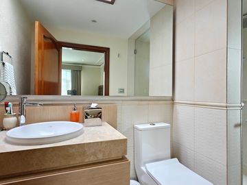 Casa en Venta en Metepec con amplio terreno, acabados de lujo.