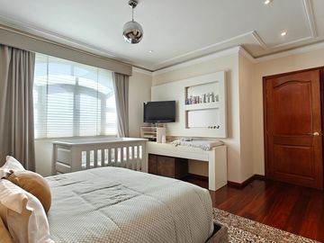 Casa en Venta en Metepec con amplio terreno, acabados de lujo.