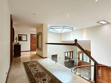 Casa en Venta en Metepec con amplio terreno, acabados de lujo.