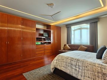 Casa en Venta en Metepec con amplio terreno, acabados de lujo.