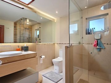 Casa en Venta en Metepec con amplio terreno, acabados de lujo.