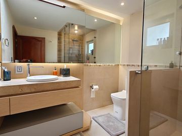 Casa en Venta en Metepec con amplio terreno, acabados de lujo.