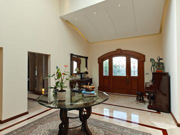 Casa en Venta en Metepec con amplio terreno, acabados de lujo.