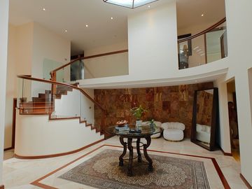 Casa en Venta en Metepec con amplio terreno, acabados de lujo.