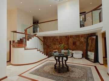 Casa en Venta en Metepec con amplio terreno, acabados de lujo.