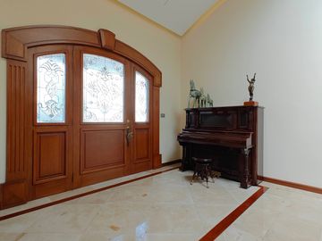 Casa en Venta en Metepec con amplio terreno, acabados de lujo.