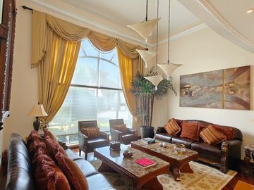 Casa en Venta en Metepec con amplio terreno, acabados de lujo.