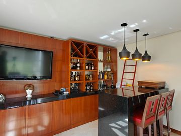 Casa en Venta en Metepec con amplio terreno, acabados de lujo.