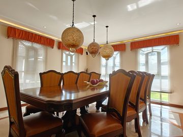 Casa en Venta en Metepec con amplio terreno, acabados de lujo.