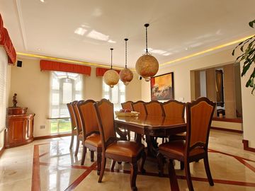 Casa en Venta en Metepec con amplio terreno, acabados de lujo.