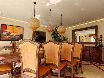 Casa en Venta en Metepec con amplio terreno, acabados de lujo.