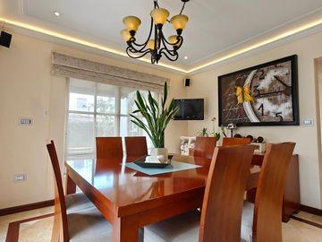 Casa en Venta en Metepec con amplio terreno, acabados de lujo.