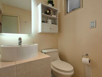 Casa en Venta en Metepec con amplio terreno, acabados de lujo.
