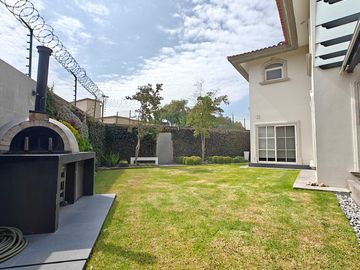 Casa en Venta en Metepec con amplio terreno, acabados de lujo.