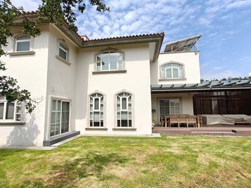 Casa en Venta en Metepec con amplio terreno, acabados de lujo.