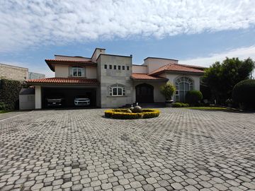 Casa en Venta en Metepec con amplio terreno, acabados de lujo.