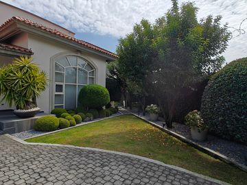 Casa en Venta en Metepec con amplio terreno, acabados de lujo.