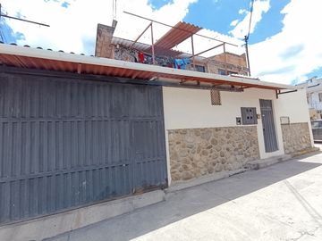Casa Rentera en Venta en el Sector de la Av. Don Bosco. Oportunidad para Generar Rentas, 4 Departamentos, 1 Suite y Un Estudio.