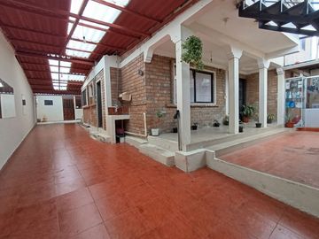 Casa Rentera en Venta en el Sector de la Av. Don Bosco. Oportunidad para Generar Rentas, 4 Departamentos, 1 Suite y Un Estudio.
