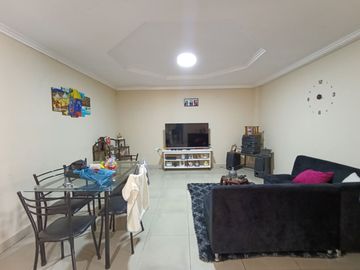 Casa Rentera en Venta en el Sector de la Av. Don Bosco. Oportunidad para Generar Rentas, 4 Departamentos, 1 Suite y Un Estudio.