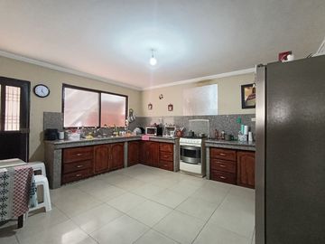Casa Rentera en Venta en el Sector de la Av. Don Bosco. Oportunidad para Generar Rentas, 4 Departamentos, 1 Suite y Un Estudio.