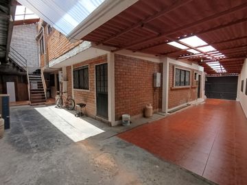 Casa Rentera en Venta en el Sector de la Av. Don Bosco. Oportunidad para Generar Rentas, 4 Departamentos, 1 Suite y Un Estudio.