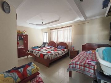 Casa Rentera en Venta en el Sector de la Av. Don Bosco. Oportunidad para Generar Rentas, 4 Departamentos, 1 Suite y Un Estudio.