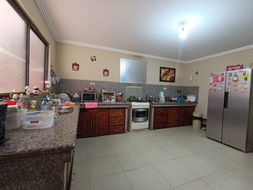 Casa Rentera en Venta en el Sector de la Av. Don Bosco. Oportunidad para Generar Rentas, 4 Departamentos, 1 Suite y Un Estudio.