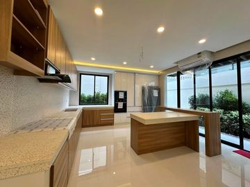 IMPRESSIVE HOUSE WITH ELEVATOR FOR SALE IN BF HOMES