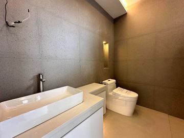 IMPRESSIVE HOUSE WITH ELEVATOR FOR SALE IN BF HOMES