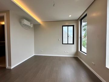 IMPRESSIVE HOUSE WITH ELEVATOR FOR SALE IN BF HOMES