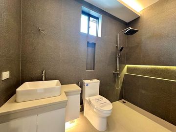 IMPRESSIVE HOUSE WITH ELEVATOR FOR SALE IN BF HOMES