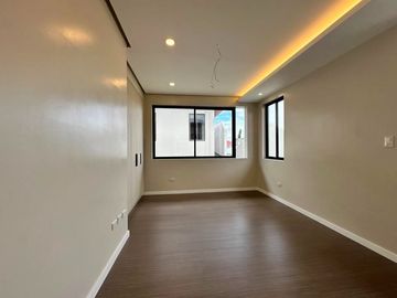 IMPRESSIVE HOUSE WITH ELEVATOR FOR SALE IN BF HOMES