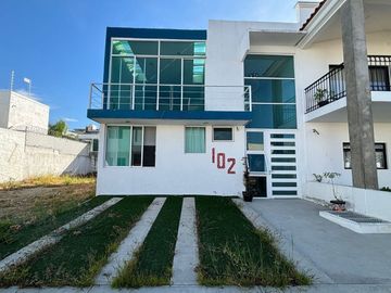 Casa en venta coto Violetas en Valle de las Flores