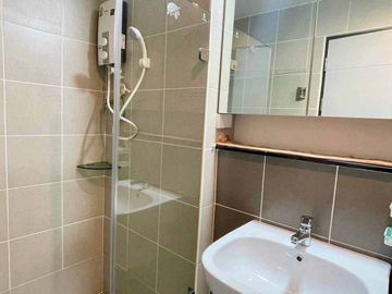 Condo for sale  in town  , Close to Maya Shopping Mall and Nimman best located. fully furnished good business