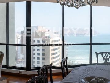 Exclusivo Penthouse de Tres Niveles con Vista al mar en Miraflores