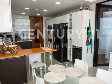 Exclusivo Penthouse de Tres Niveles con Vista al mar en Miraflores