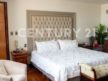 Exclusivo Penthouse de Tres Niveles con Vista al mar en Miraflores