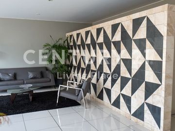 Exclusivo Penthouse de Tres Niveles con Vista al mar en Miraflores