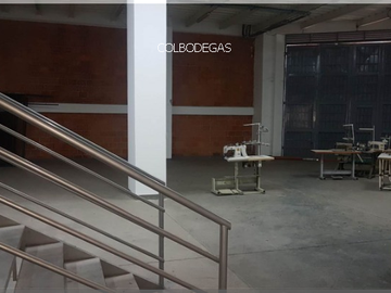 RENTO BODEGA DE 300 METROS2,  Estratégicamente situada en una de las mejores zonas de Pereira y Dosquebradas, con fácil acceso a rutas principales.